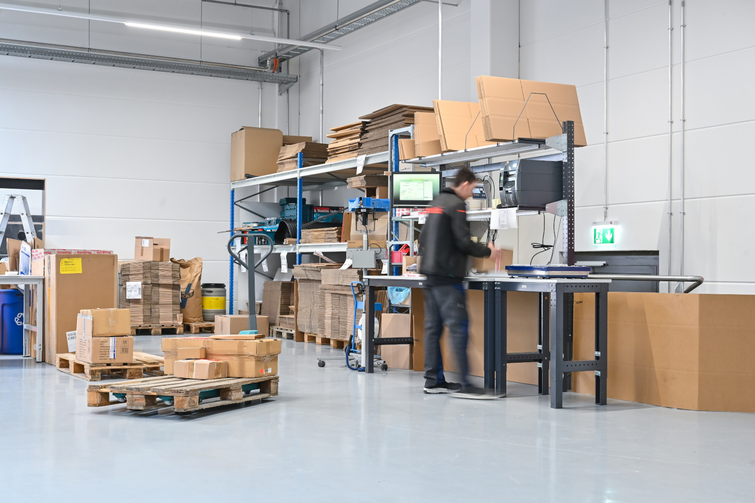 Ergonomisches Arbeitsplatzsystem im Logistikbereich Makita Praxisbeispiel